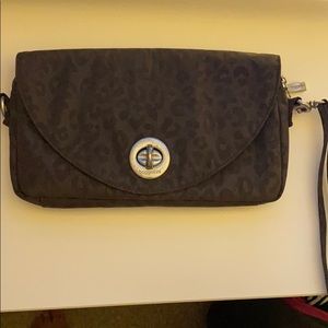 Convertible wristlet/crossbody